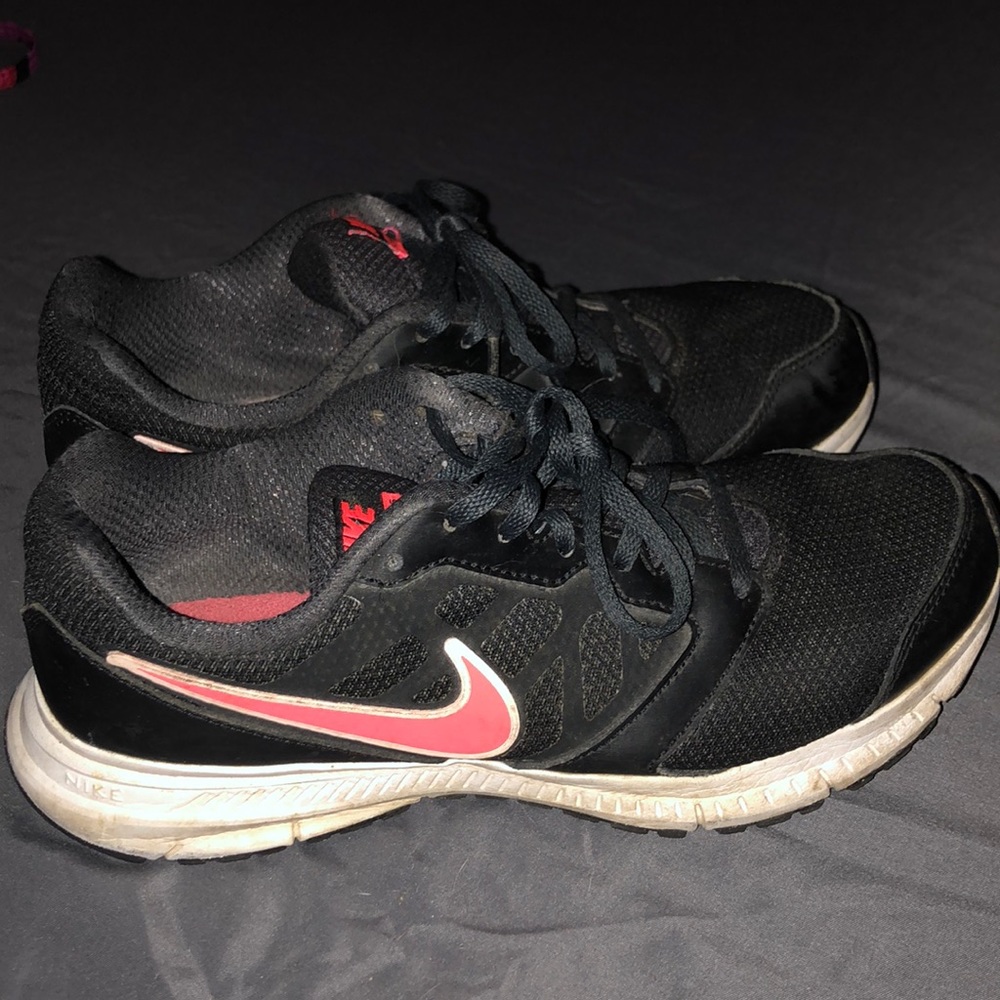 size 8.5 nike sneakers